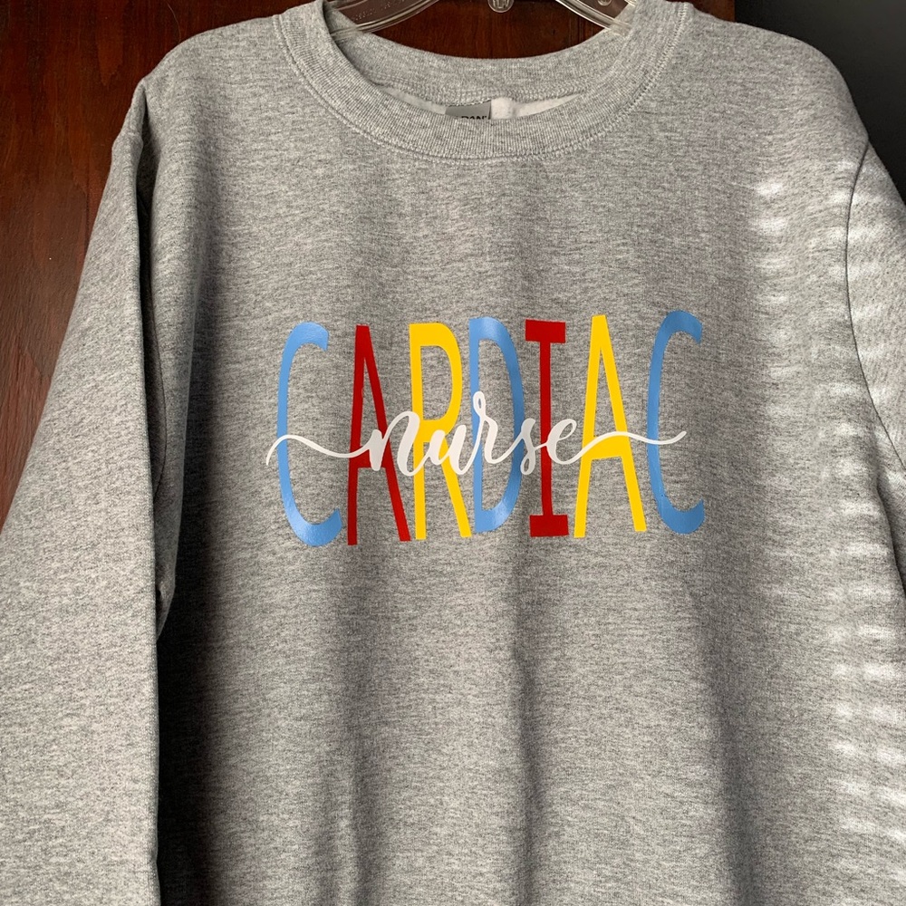 Gildan gray ‘cardiac nurse’ sweatshirt.